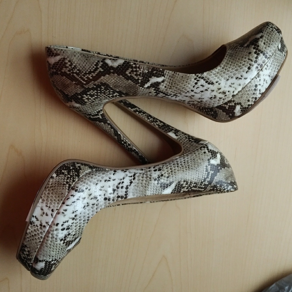Snake print pumps | size 10